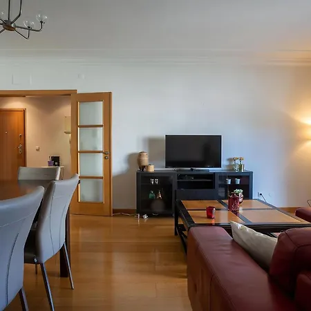 Fuer 5 Personenund 1 Kind In Carcavelos, Regiao De Lisboa Costa Do Estoril Apartment *