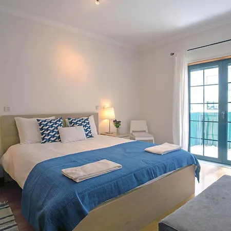 Fuer 5 Personenund 1 Kind In Carcavelos, Regiao De Lisboa Costa Do Estoril Apartment