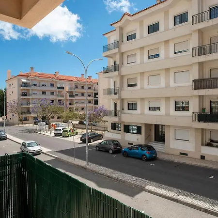 Fuer 5 Personenund 1 Kind In Carcavelos, Regiao De Lisboa Costa Do Estoril Apartment *